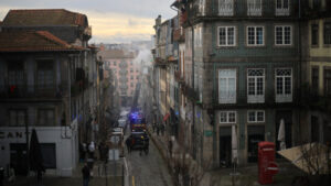 La Rua da Picaria à Porto rouverte à la circulation après un incendie dans une habitation.