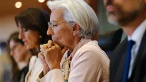 Lagarde gagne environ 726 000 euros par an. Soit 55,8% de plus que ce que dit la BCE.