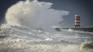 L'agitation laisse dix districts en rouge : Les vagues pourraient atteindre 15 mètres.