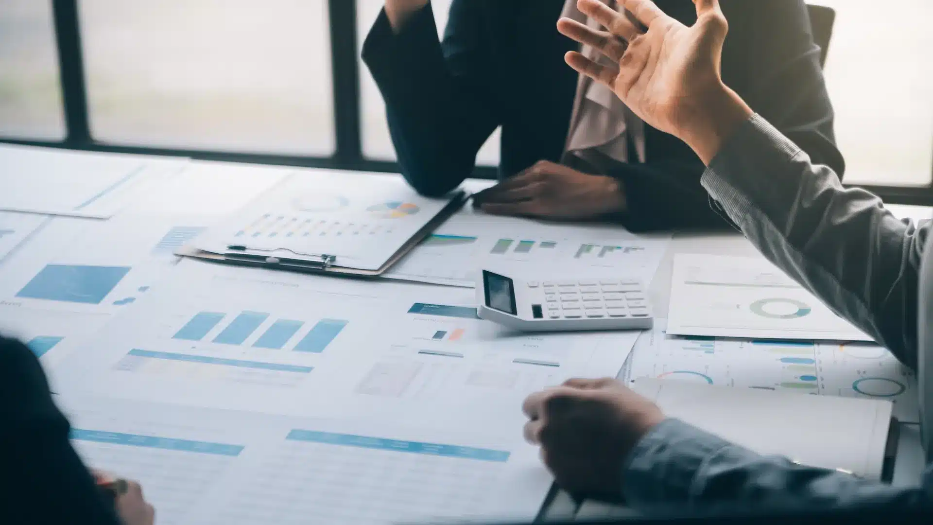 Le chiffre d'affaires dans les services ralentit à 1,7 % en novembre.