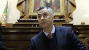 Le gouvernement dit que les nouveaux résumés servent à compter les élèves sans cours.