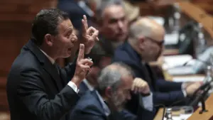 Le gouvernement estime une croissance "d'environ 2%" et un excédent de 0,3% en 2025.