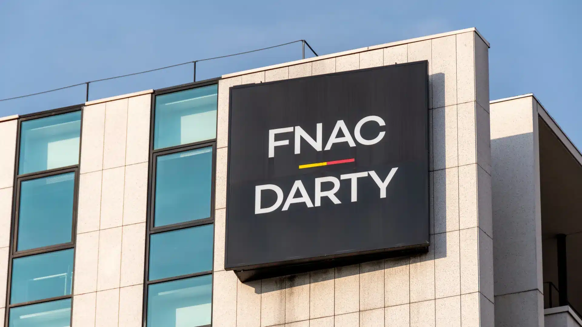 Le magnat tchèque Kretinsky lance une offre pour acheter la majorité de Fnac Darty.