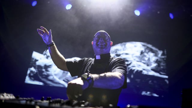 Le Père Guilherme a joué à Beyrouth pour une discothèque pleine (et une polémique enflammée).