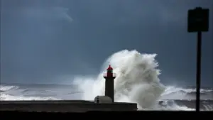 Le pire est-il déjà passé ? Pluie et houle, non. Dix districts sont sous alerte orange.