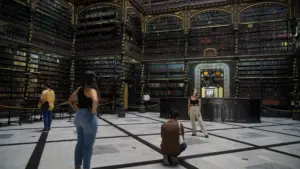 Le Portugal décerne au Real Gabinete de Rio de Janeiro l'Ordre de Camões.