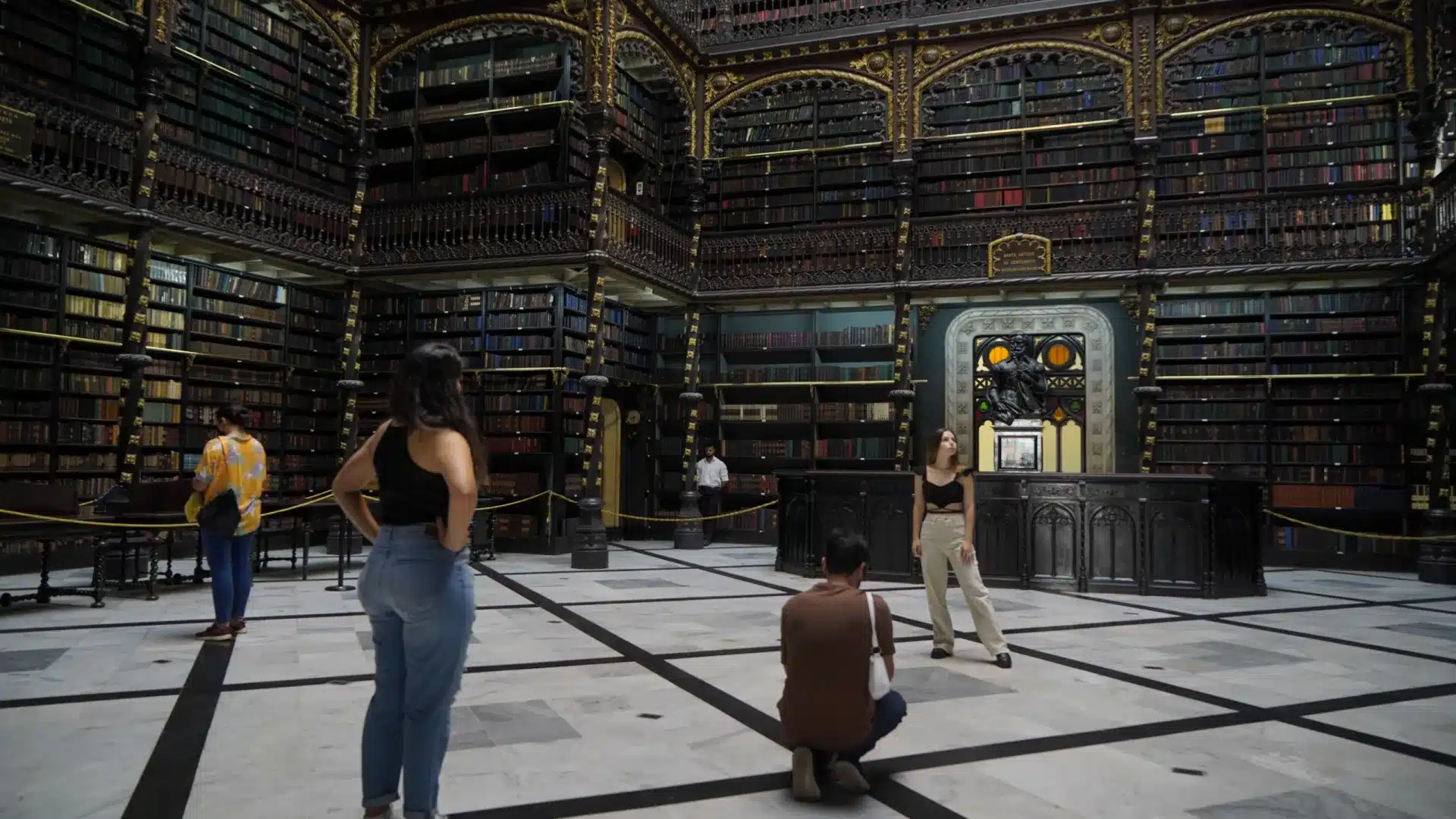 Le Portugal décerne au Real Gabinete de Rio de Janeiro l'Ordre de Camões.