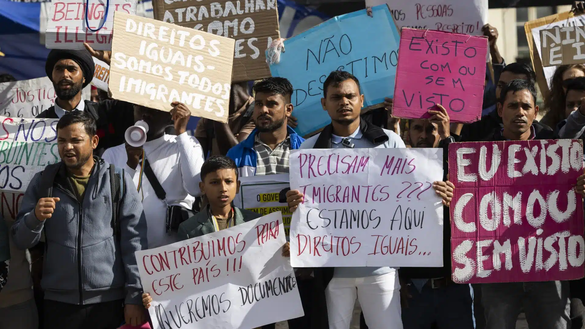 Le retour volontaire des immigrants illégaux a quadruplé en 2025.