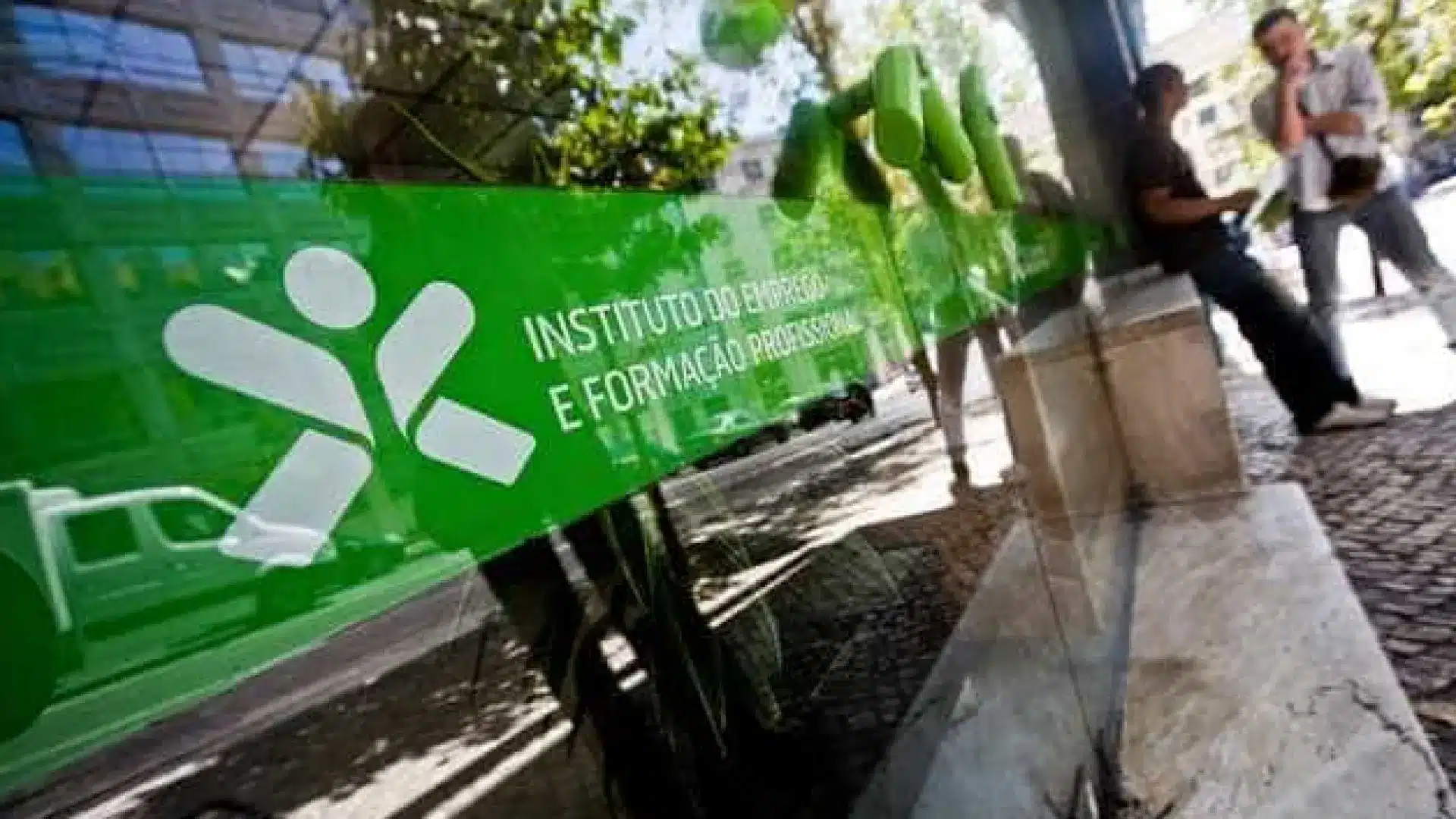 Le taux de chômage baisse à 5,7 % en novembre et atteint un minimum de 23 ans.