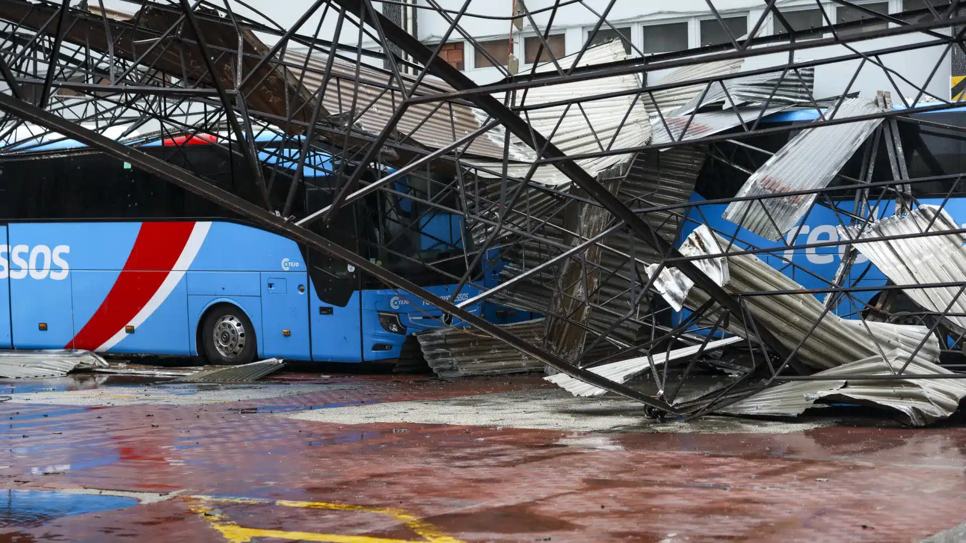 Le toit de la gare routière à Leiria s'est effondré et a endommagé environ 45 véhicules.