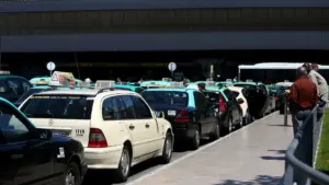 Les chauffeurs de taxi perturbent la circulation à Funchal en protestation contre la concurrence.