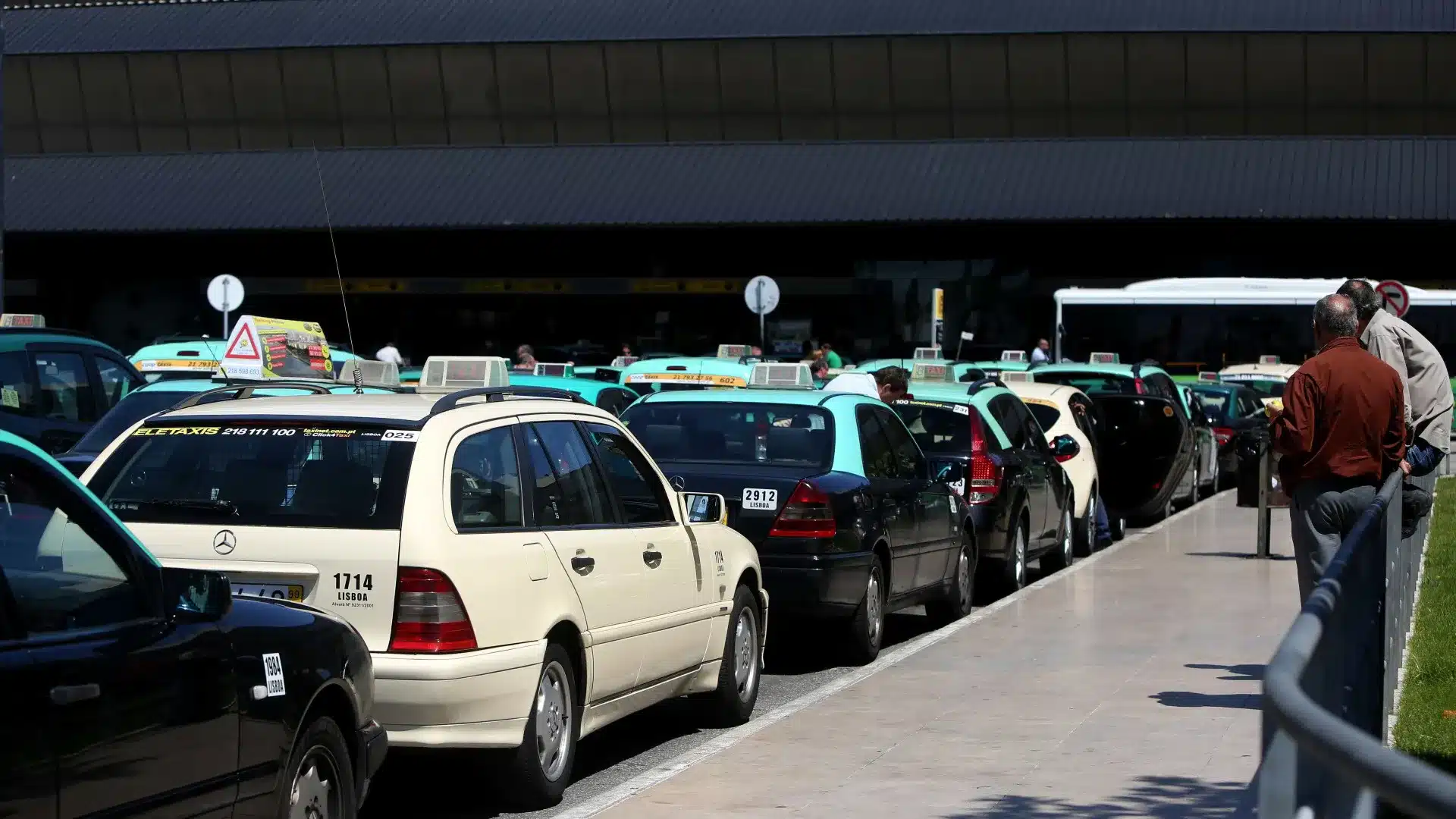 Les chauffeurs de taxi perturbent la circulation à Funchal en protestation contre la concurrence.