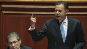 "Les problèmes ne se résolvent pas avec des démissions". La ministre de la Santé reste en poste