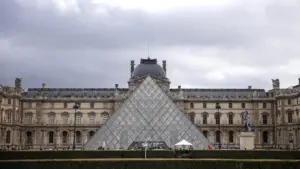 Les travailleurs du Louvre reprennent la grève et le musée reste partiellement ouvert.