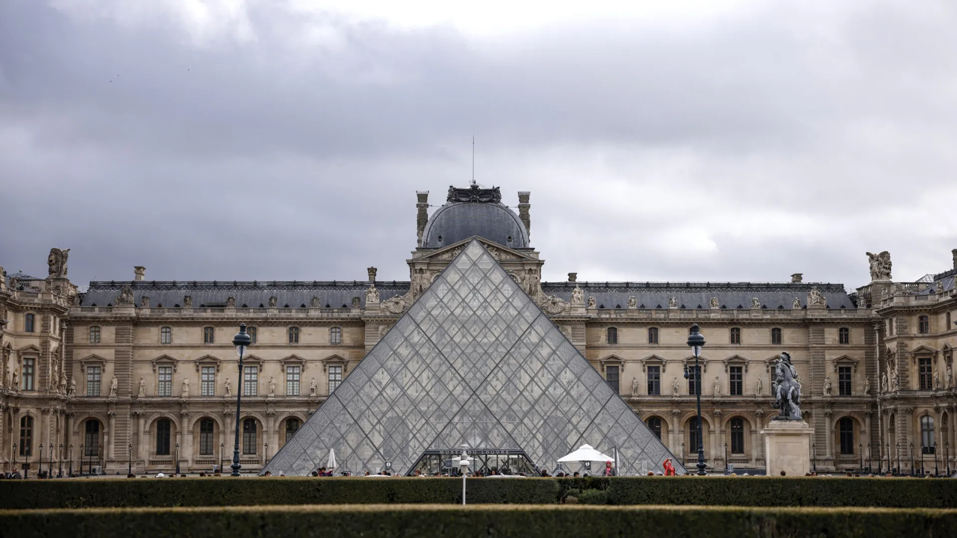 Les travailleurs du Louvre reprennent la grève et le musée reste partiellement ouvert.