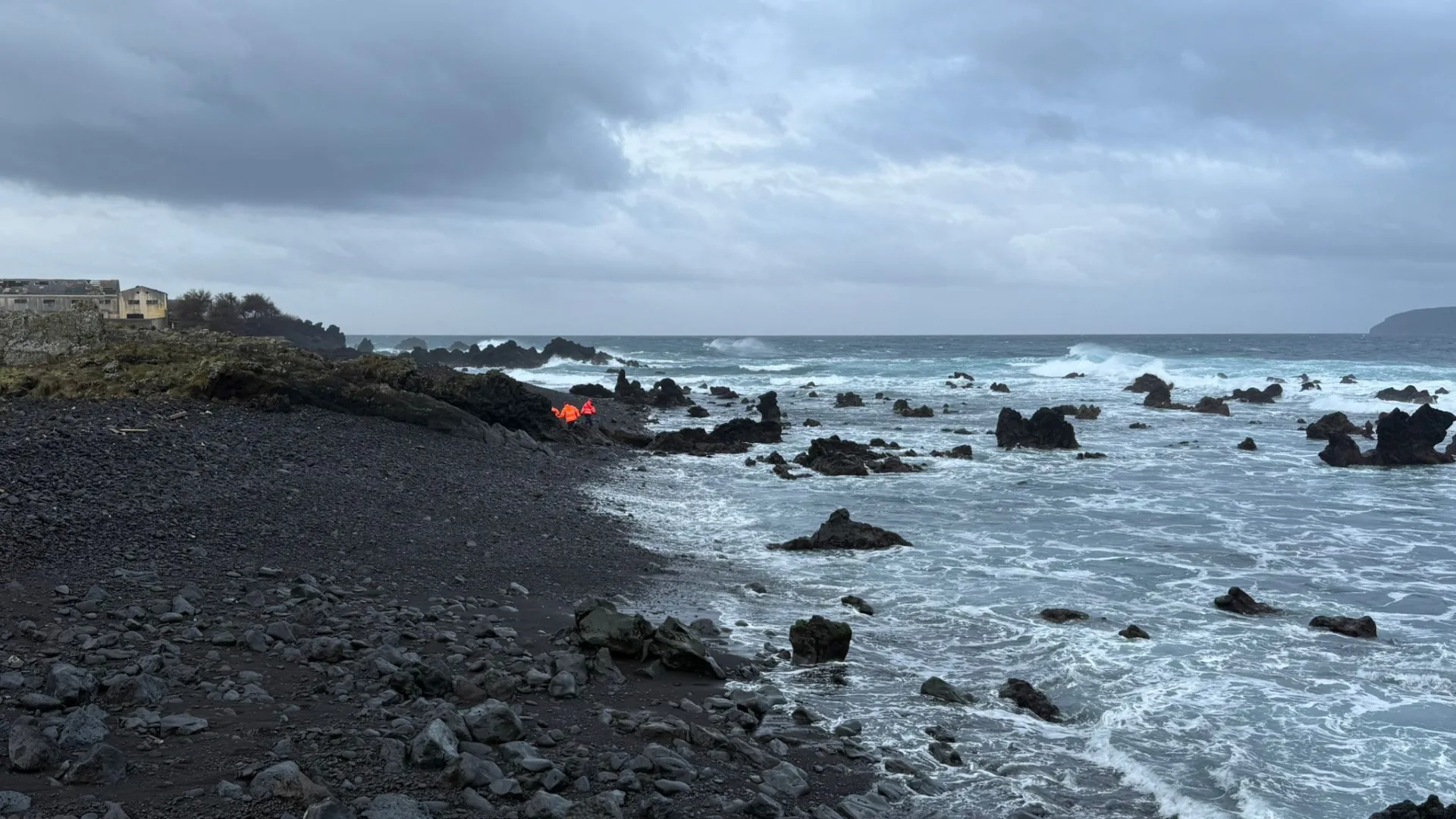 Madalena, Lajes do Pico et Santa Cruz da Graciosa ferment des routes sur le littoral.