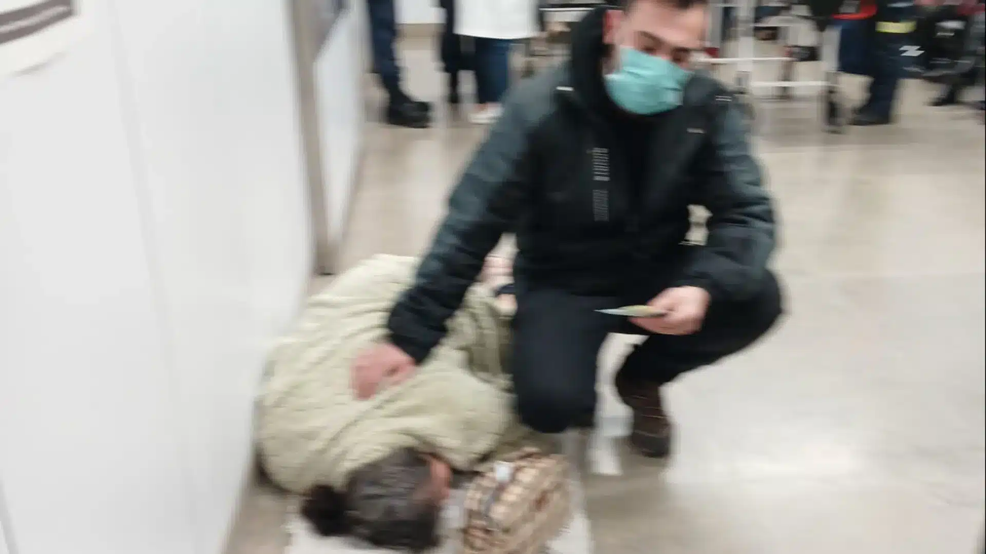 Malade d'un cancer en phase terminale, elle reste allongée sur le sol de l'hôpital à Coimbra.