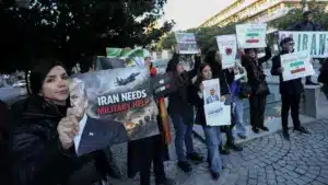 Manifestation à Porto demande une intervention étrangère en Iran : "Ils meurent"