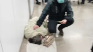 "Manque de brancards". Un patient en phase terminale est resté au sol dans un hôpital à Coimbra.