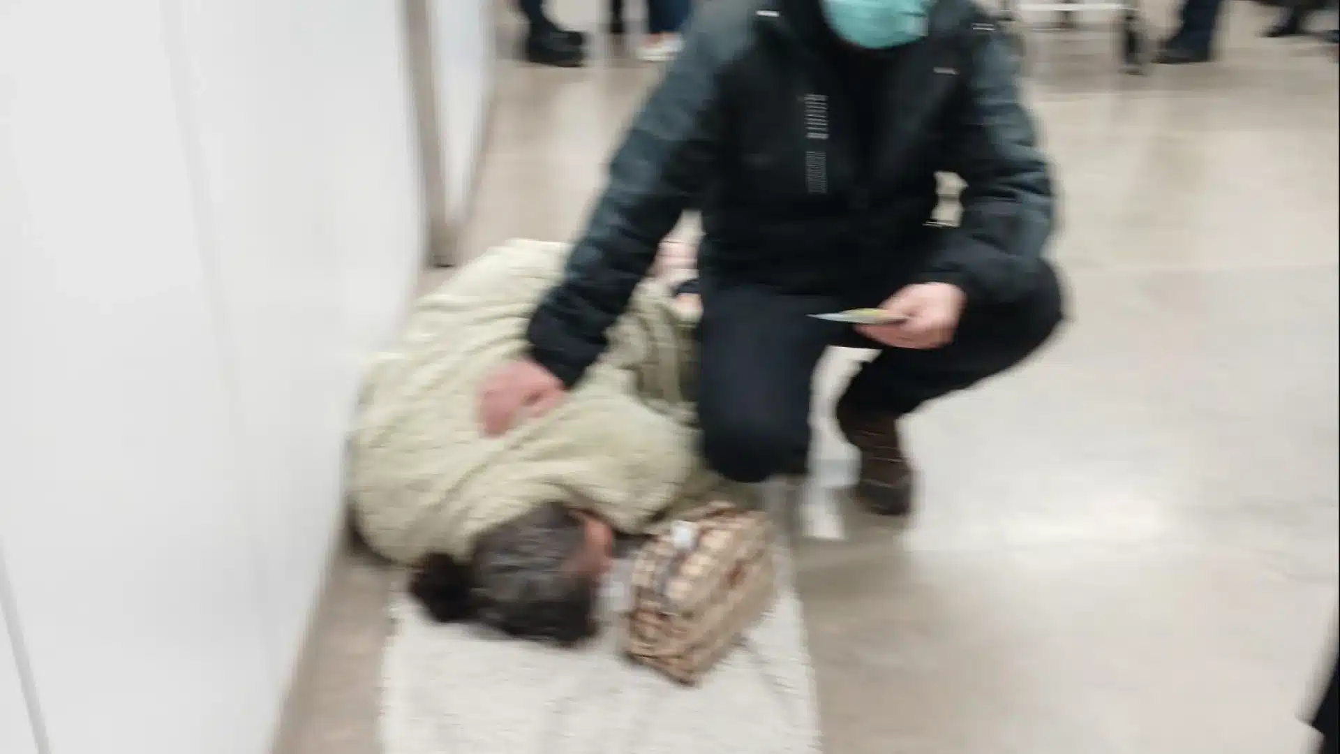 "Manque de brancards". Un patient en phase terminale est resté au sol dans un hôpital à Coimbra.