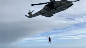 Marine et Force aérienne effectuent un exercice de sauvetage aux Açores.