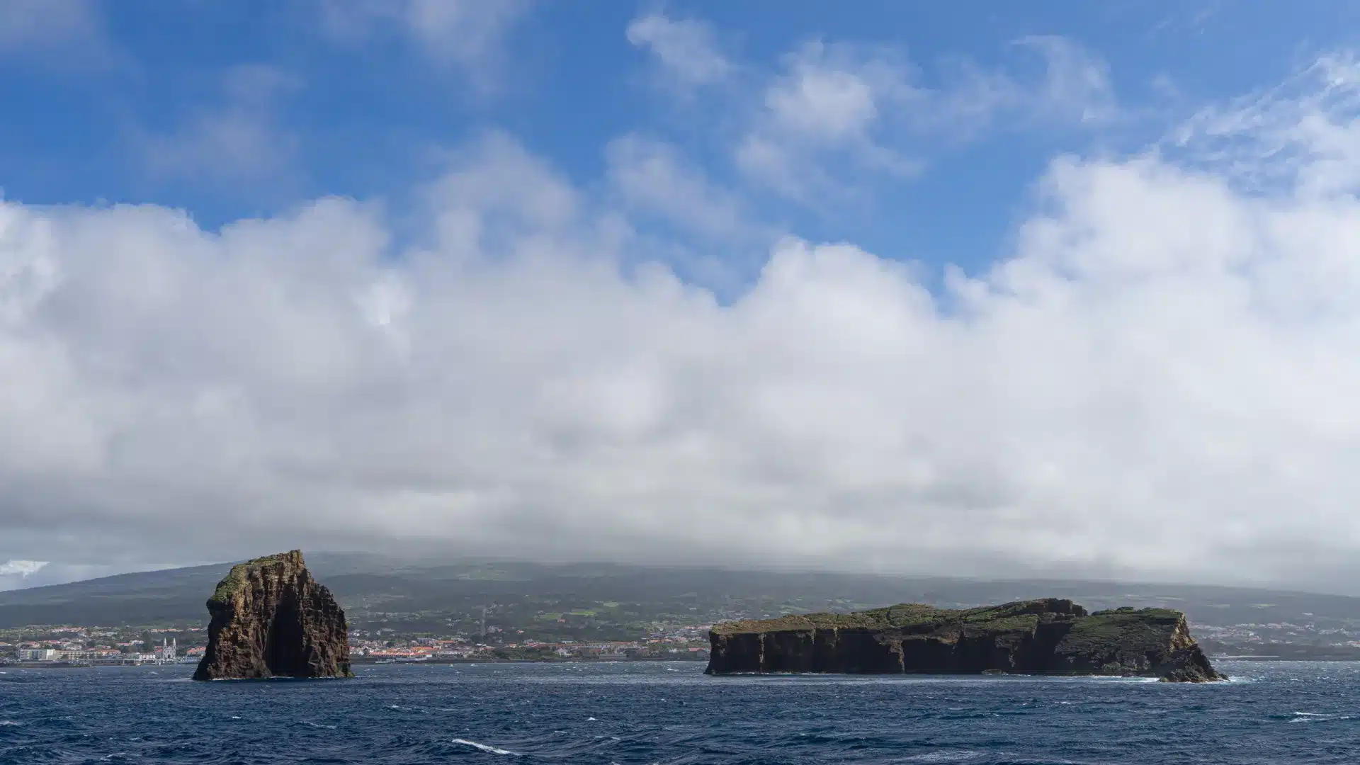 Mauvais temps aux Açores. Port de Madalena fermé à "toute navigation".