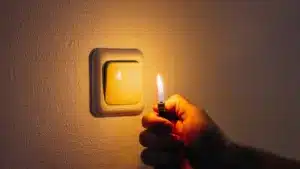 Mauvais temps laisse 8 000 clients sur le continent sans électricité.