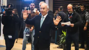 Mendes dit qu'il se distingue de ses adversaires par un leadership "ferme".