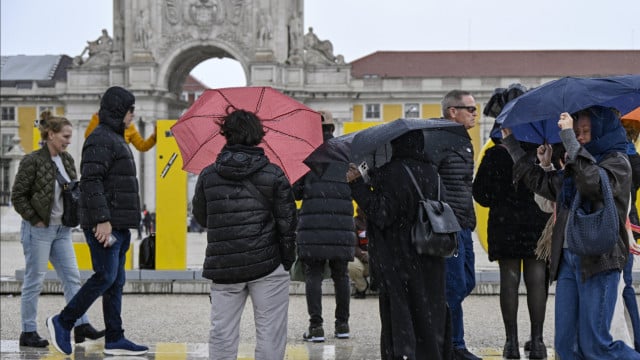 Neige, pluie et (beaucoup de) houle. Les images de la dépression Ingrid chez nous