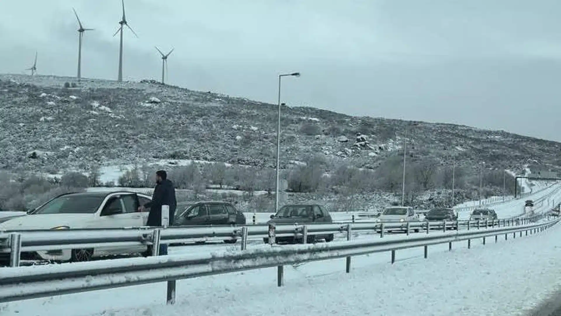Neige, vent et pluie. Les images du passage de la dépression Ingrid par ici.