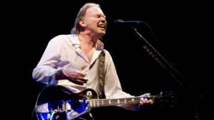 Neil Young donne à la Groenland un accès gratuit à sa musique face aux "menaces".