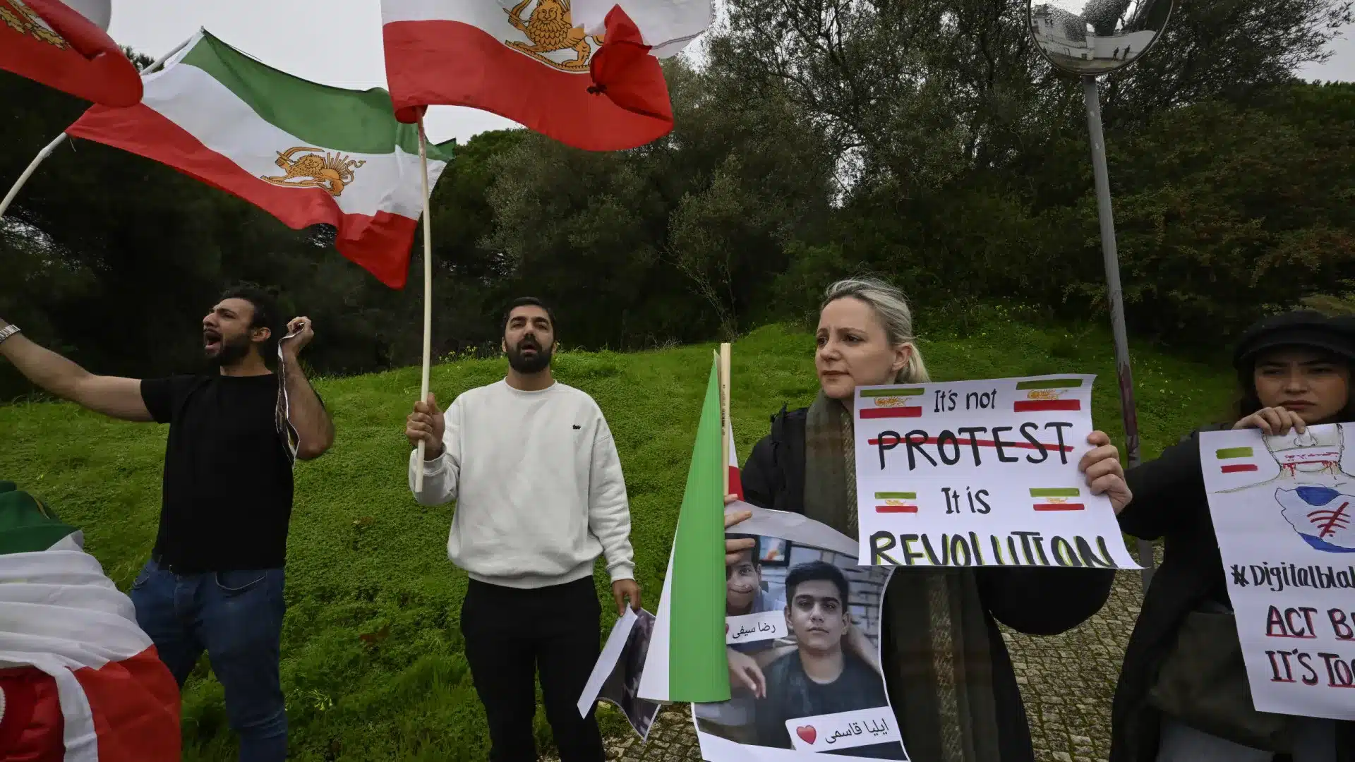 Organisateur de protestation iranien à Lisbonne demande une intervention internationale.
