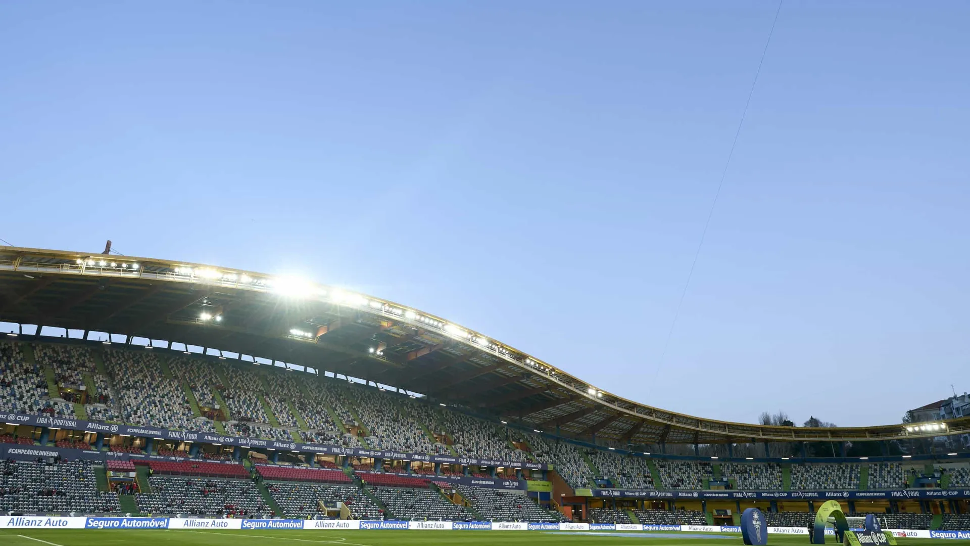 Père et fils mineur tentent d'entrer au match Sporting-Vitória SC avec de la pyrotechnie.