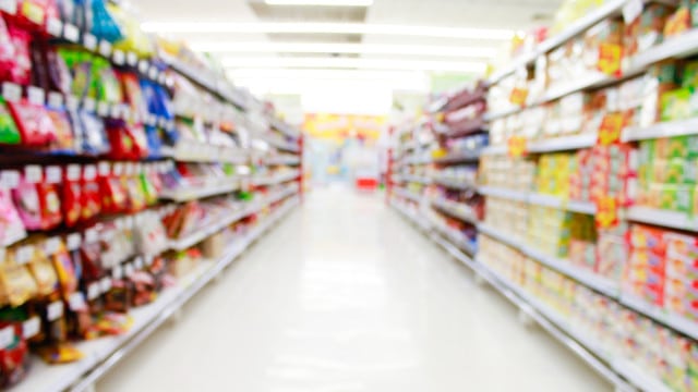 « Peu d'eau, mais il y en a encore. » Les supermarchés rationnent les aliments.