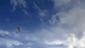 Pratiquant de parapente meurt après être tombé dans une zone rocheuse à Aljezur.