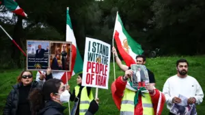 Près de 100 personnes protestent contre le régime iranien à Lisbonne.