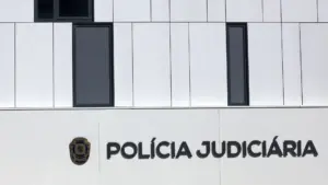 Professeur arrêté pour suspicion d'abus sur enfant interdit d'exercer ses fonctions.