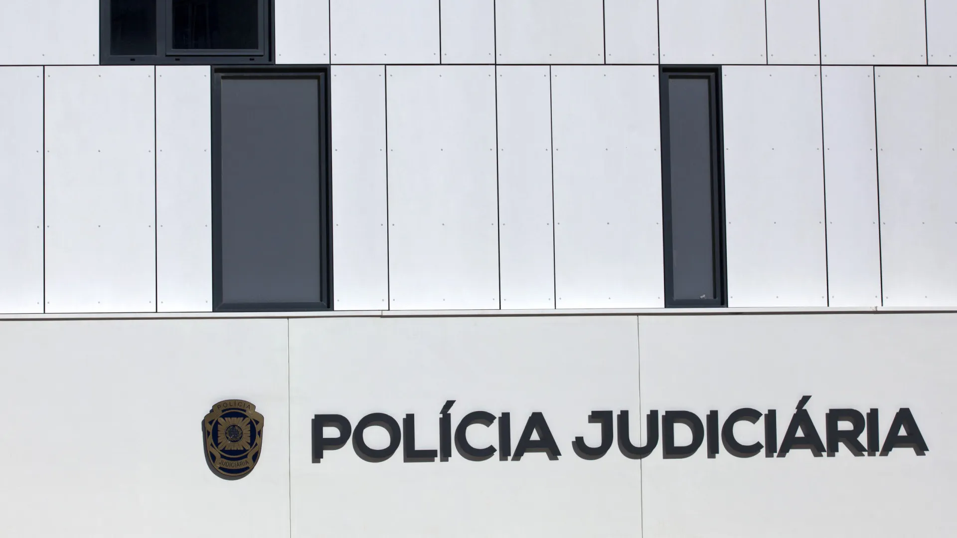 Professeur arrêté pour suspicion d'abus sur enfant interdit d'exercer ses fonctions.