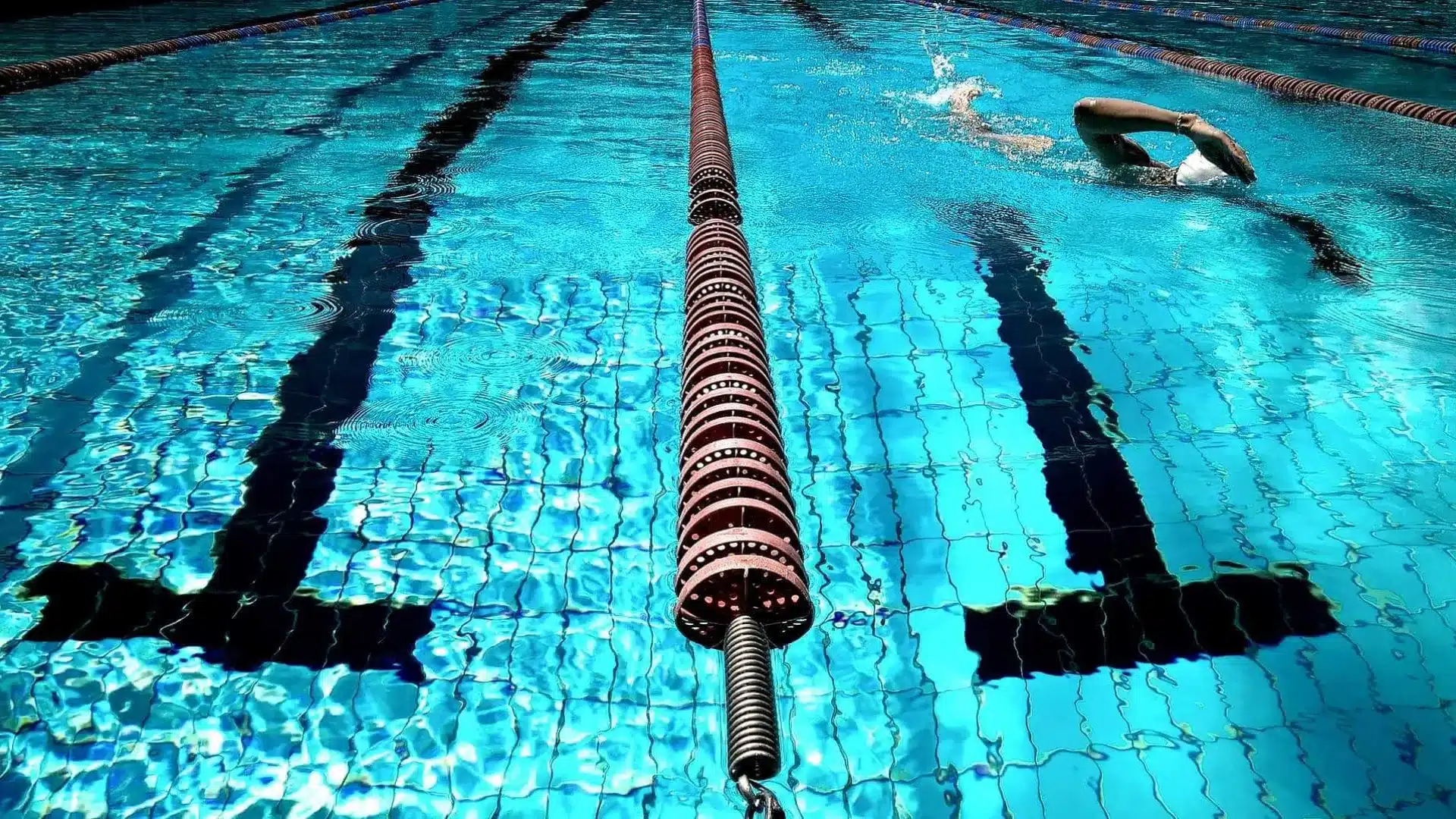 Professeur de natation abusait des élèves (mineurs) pendant les cours.