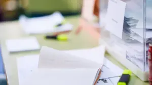 Qui reste à la table de vote a-t-il le droit de s'absenter du travail ? Combien gagne-t-il ?