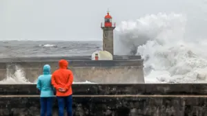 Rafales jusqu'à 110 km/h ! Mauvais temps place huit districts en alerte jaune.