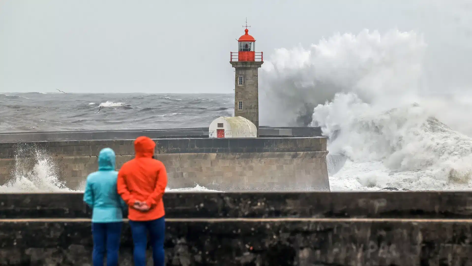 Rafales jusqu'à 110 km/h ! Mauvais temps place huit districts en alerte jaune.