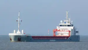 Remorqueur norvégien va retirer le cargo à la dérive ce mardi soir.