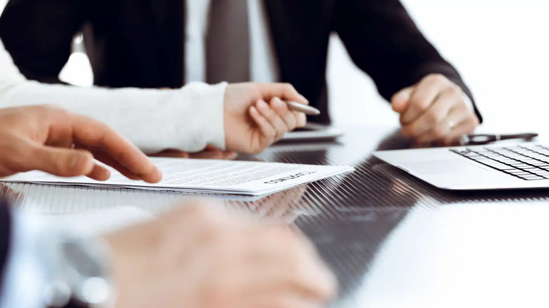 Reste en détention préventive après avoir falsifié des contrats de nettoyage pour voler des maisons.