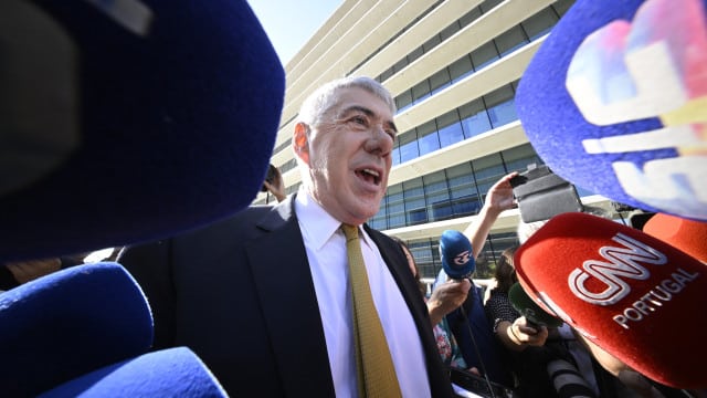 Socrate demande l'annulation des sessions de jugement avec l'avocate désignée d'office.