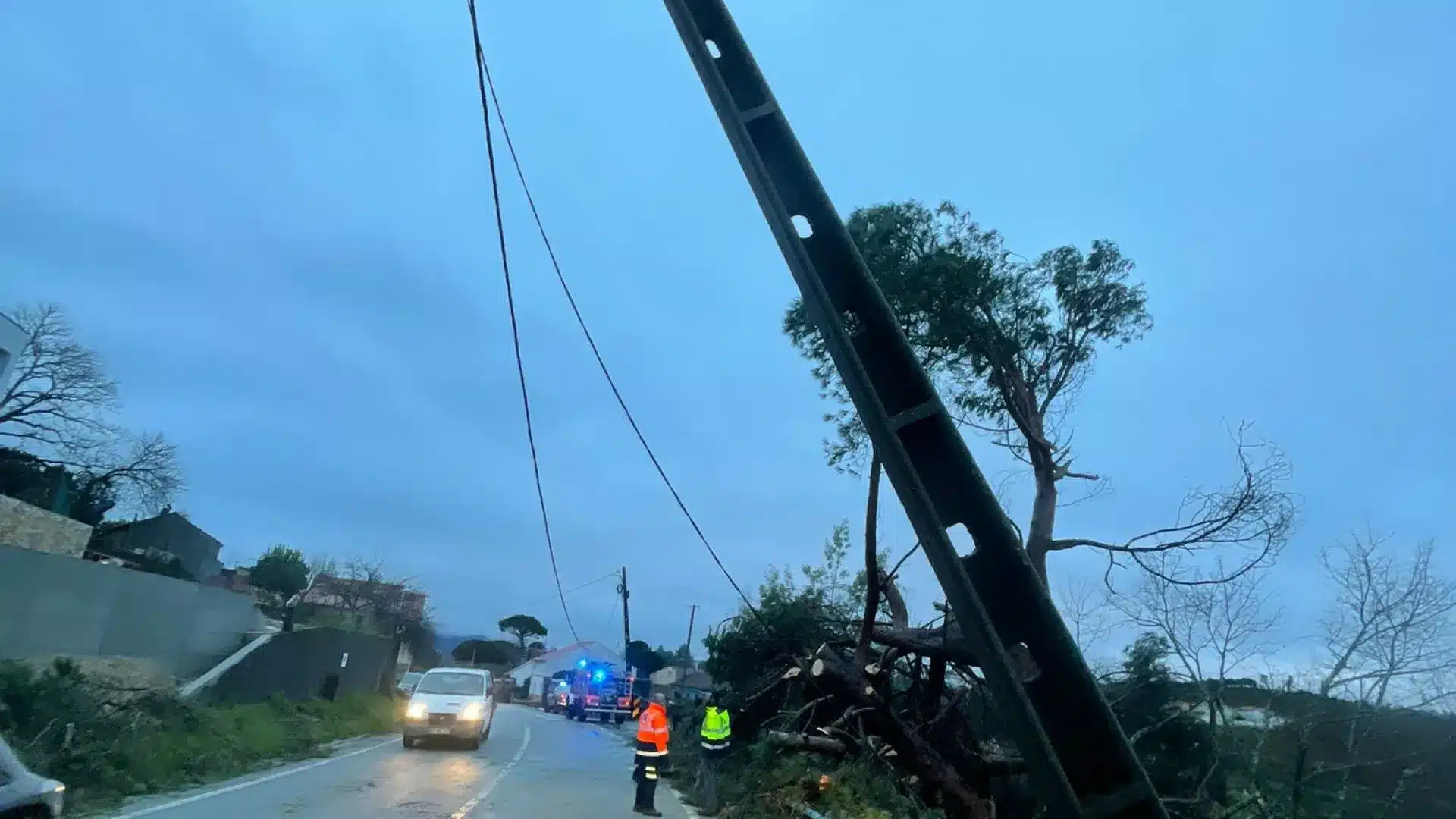 Tempête : Environ 340 000 clients d'E-Redes sans électricité à 21h00