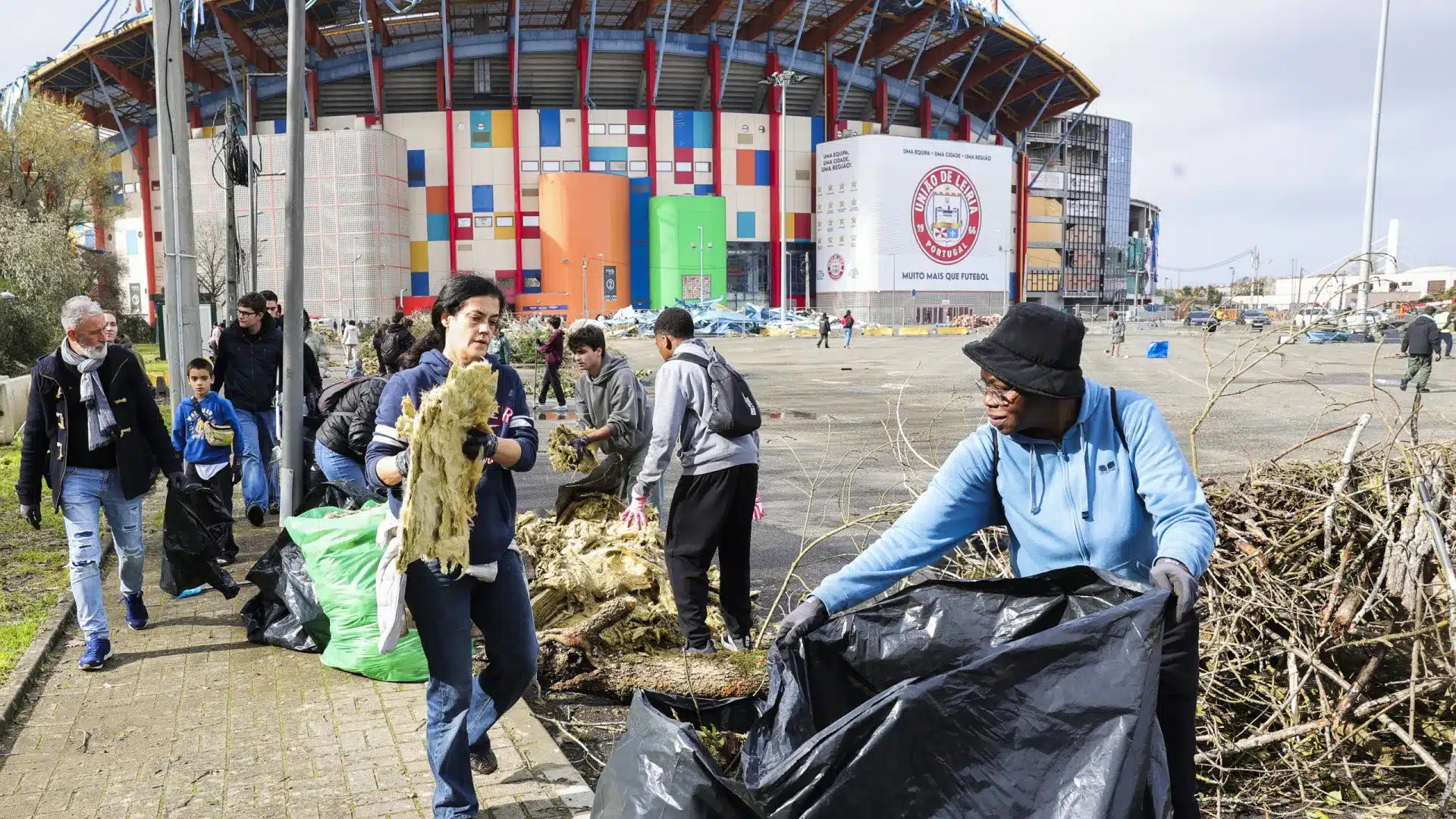 Toutes les mains et toutes les langues comptent pour le nettoyage de la ville de Leiria.