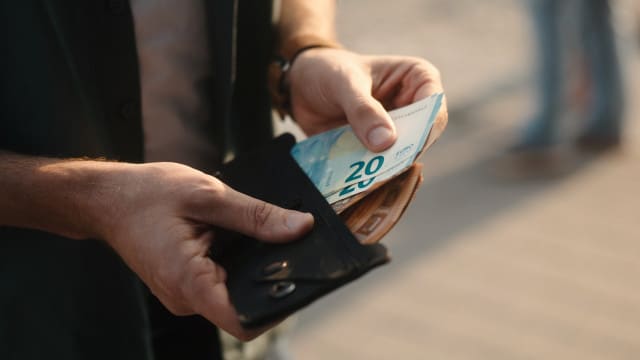 Esteve de baixa Peça a compensação pelos subsídios de férias e de Natal