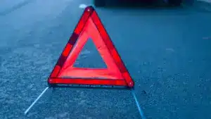 Un accident fait un blessé, renverse un poteau électrique et coupe la EN218.