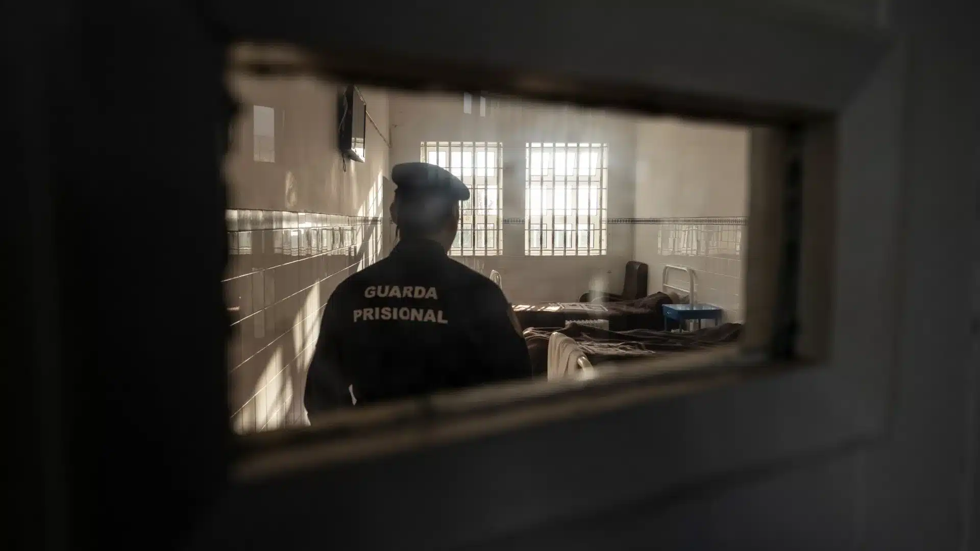 Un détenu agresse un gardien de prison à Santa Maria après avoir appris qu'il allait être libéré.